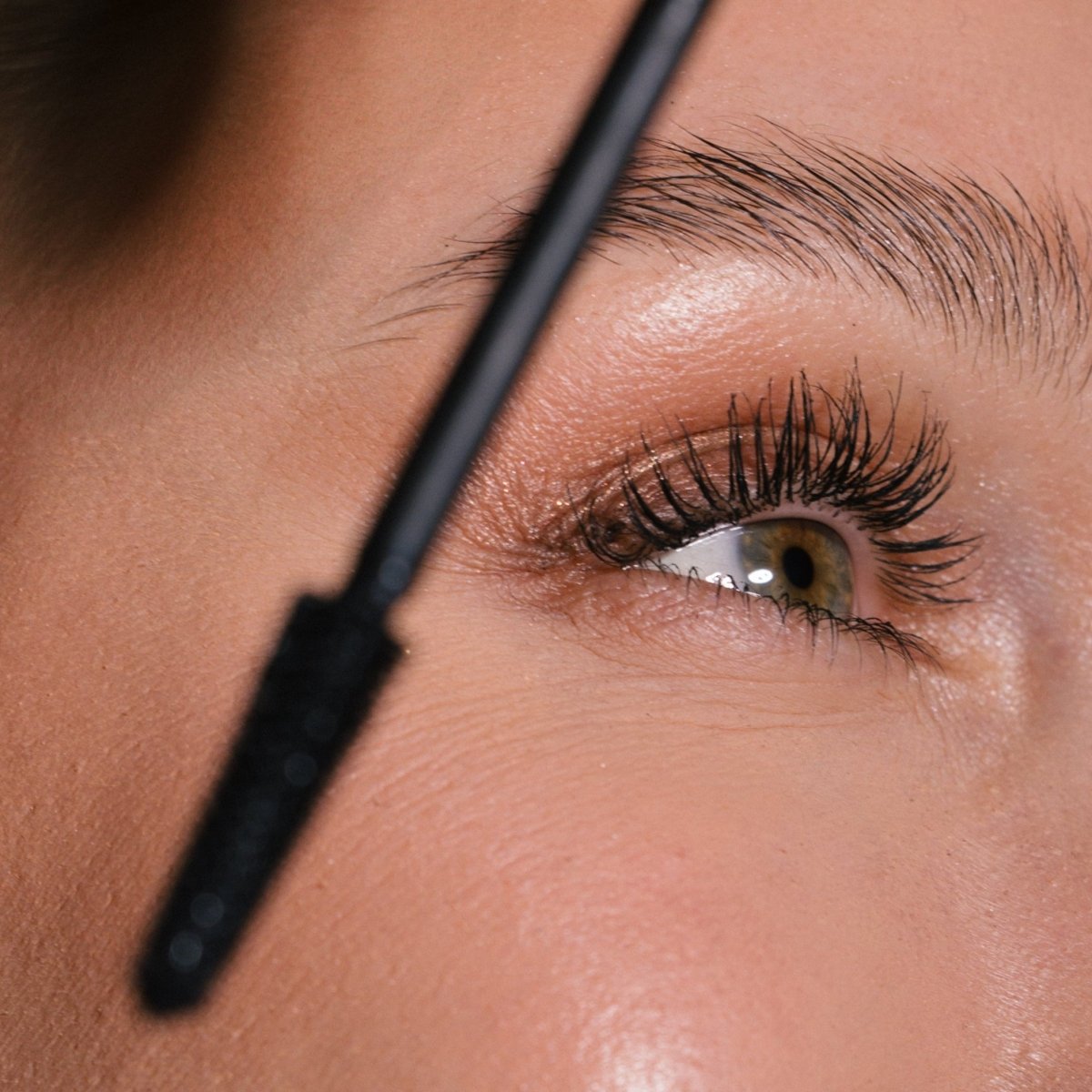 Eco by Sonya Mitzi Mascara clean formulated eye makeup on eye